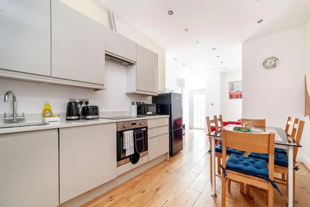 Image 1 of Chic 2-Bed near Camden Town and Regents Park