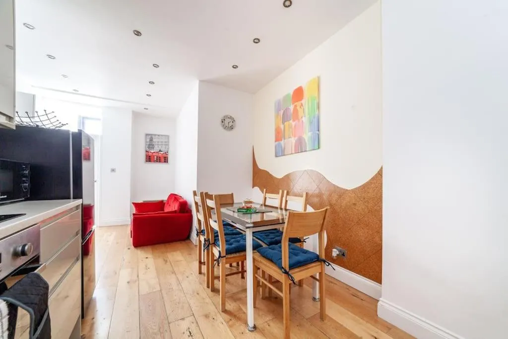 Image 4 of Chic 2-Bed near Camden Town and Regents Park