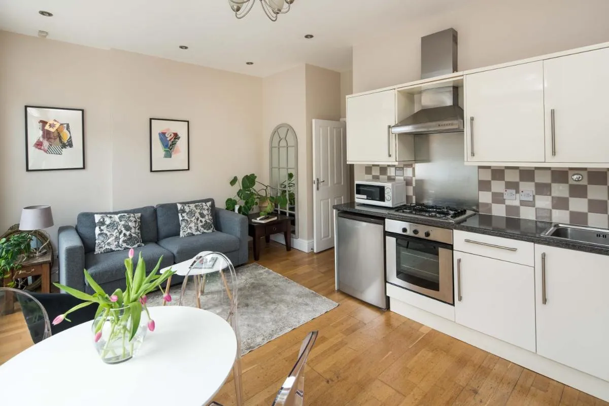 Image 4 of Chic 2-Bedroom Apartment on the Kings Road, Chelsea