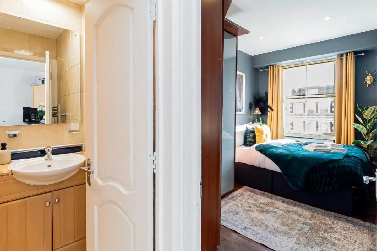 Image 3 of Chic 2 Bedrooms 2 Bathrooms at Kensington