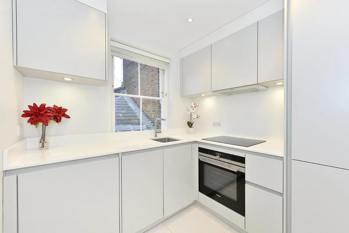 Image 3 of Chic 2 bed flat Cadogan Square