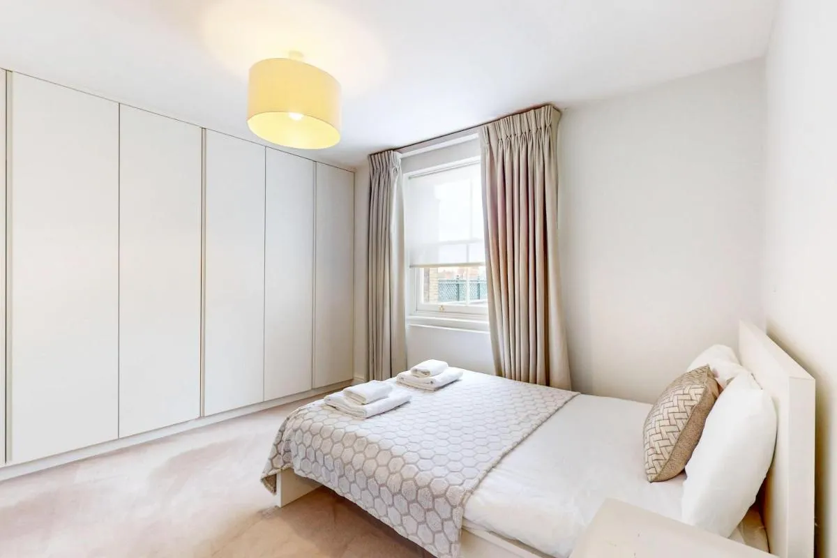Image 5 of Chic 2 bed flat Cadogan Square