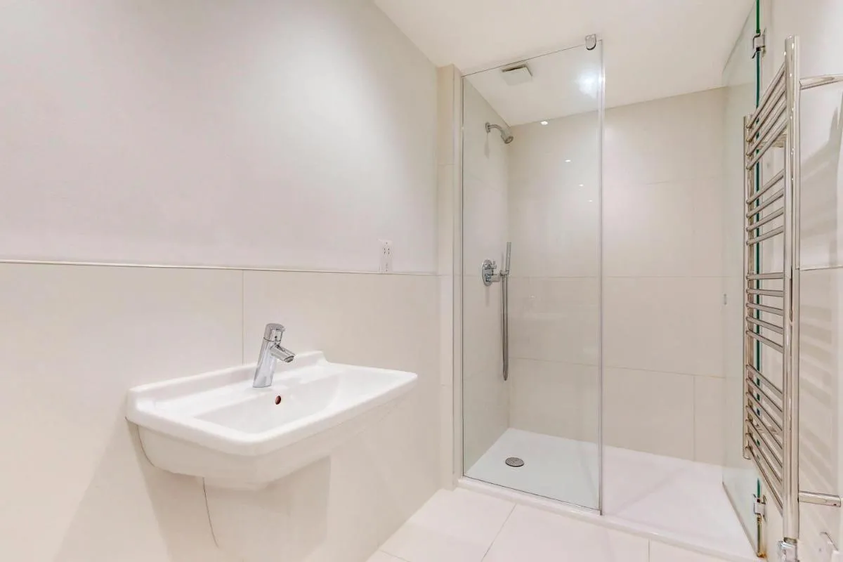 Image 4 of Chic 2 bed flat Cadogan Square