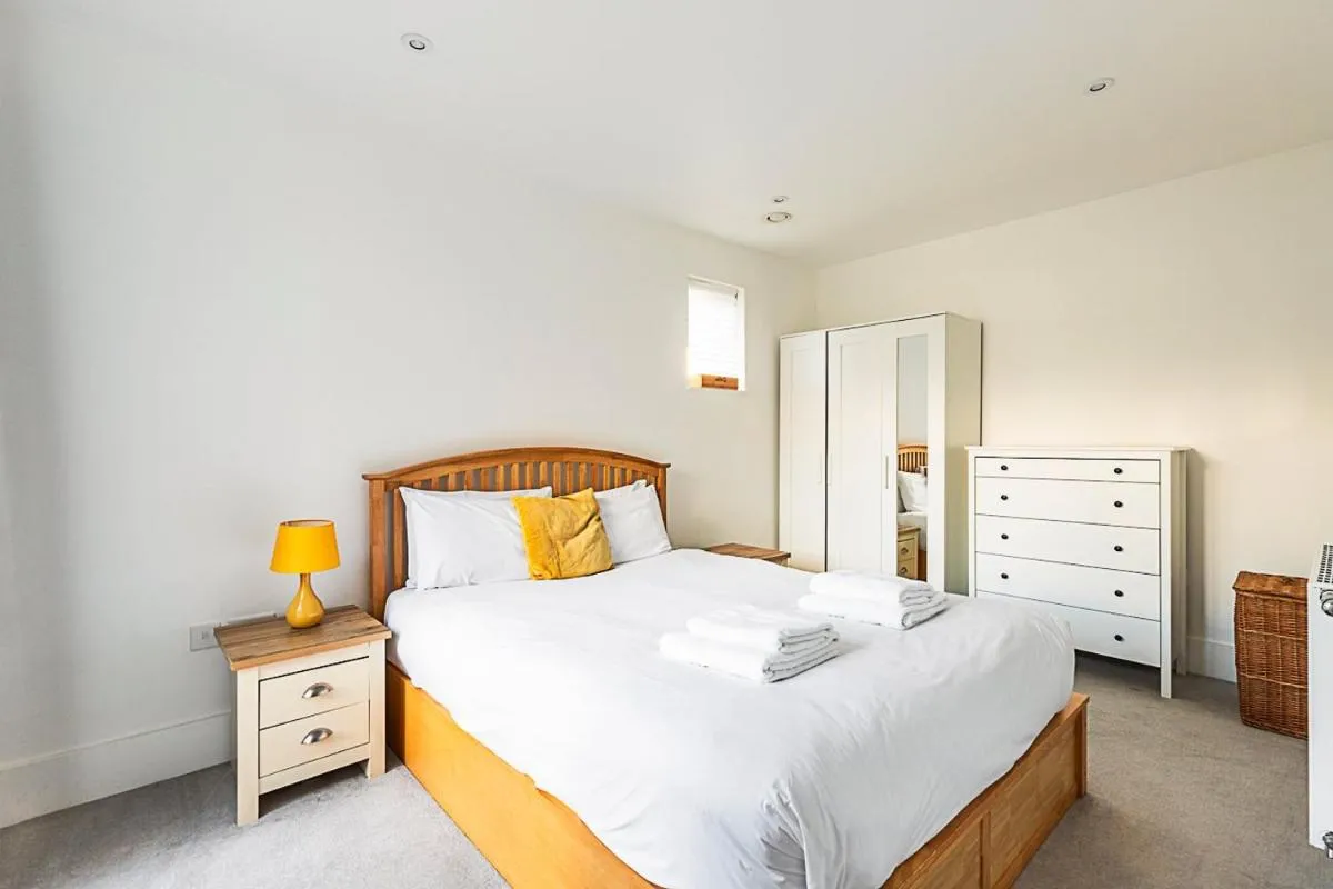 Image 3 of Chic Crystal Palace Flat with Balcony & Workspace