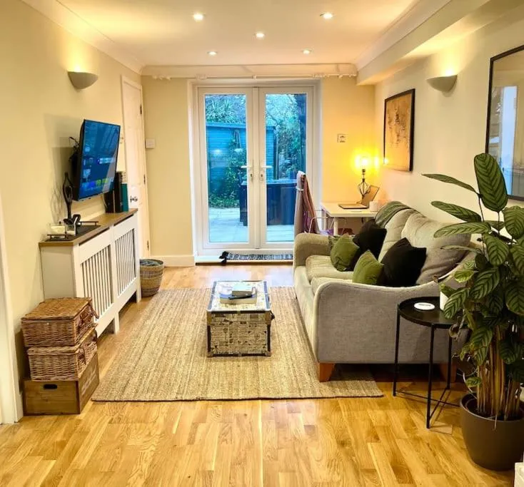 Image 5 of Chic, Relaxing stay just 18 mins into the City