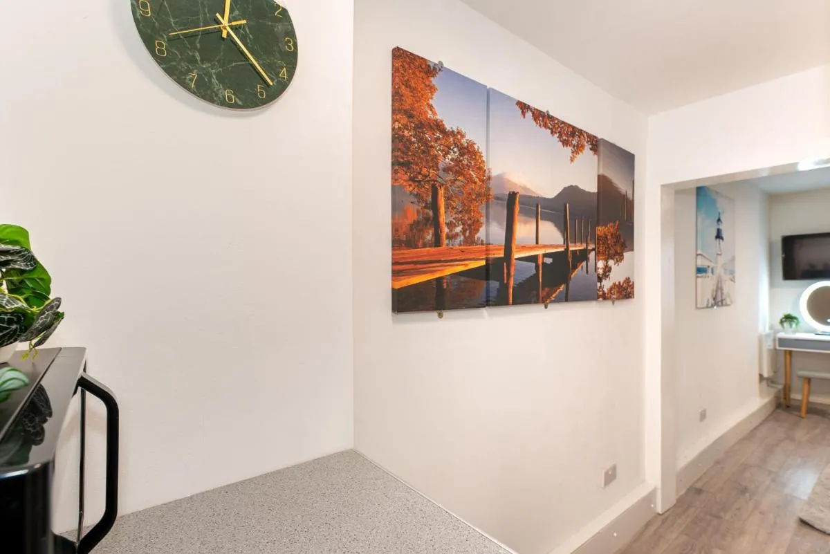 Image 5 of Chic Studio Apartment, Bus 18 to Euston in 30 min.