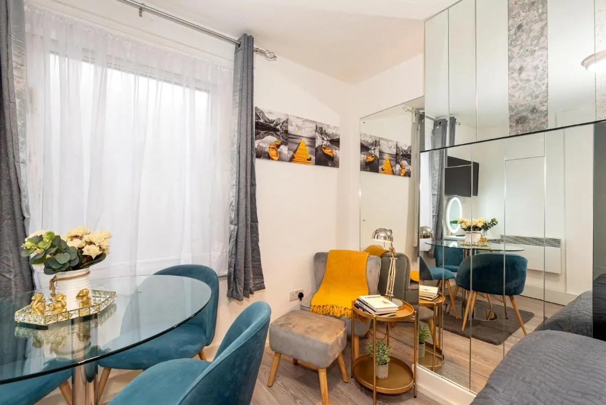 Image 3 of Chic Studio Apartment, Bus 18 to Euston in 30 min.