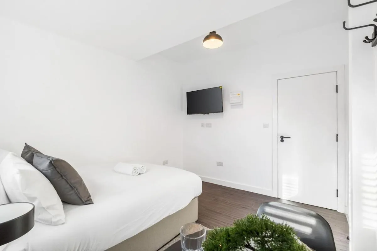 Image 5 of Chic Urban Room In Vibrant Brixton – Bathroom Shared With Just One Other Room