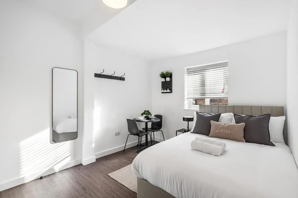 Image 2 of Chic Urban Room In Vibrant Brixton – Bathroom Shared With Just One Other Room