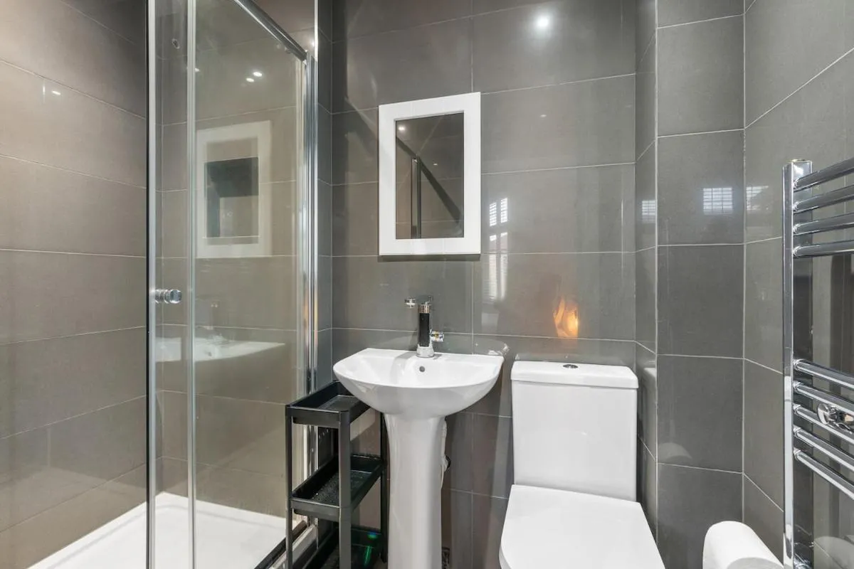 Image 3 of Chic Urban Studio Apartment In Vibrant Brixton