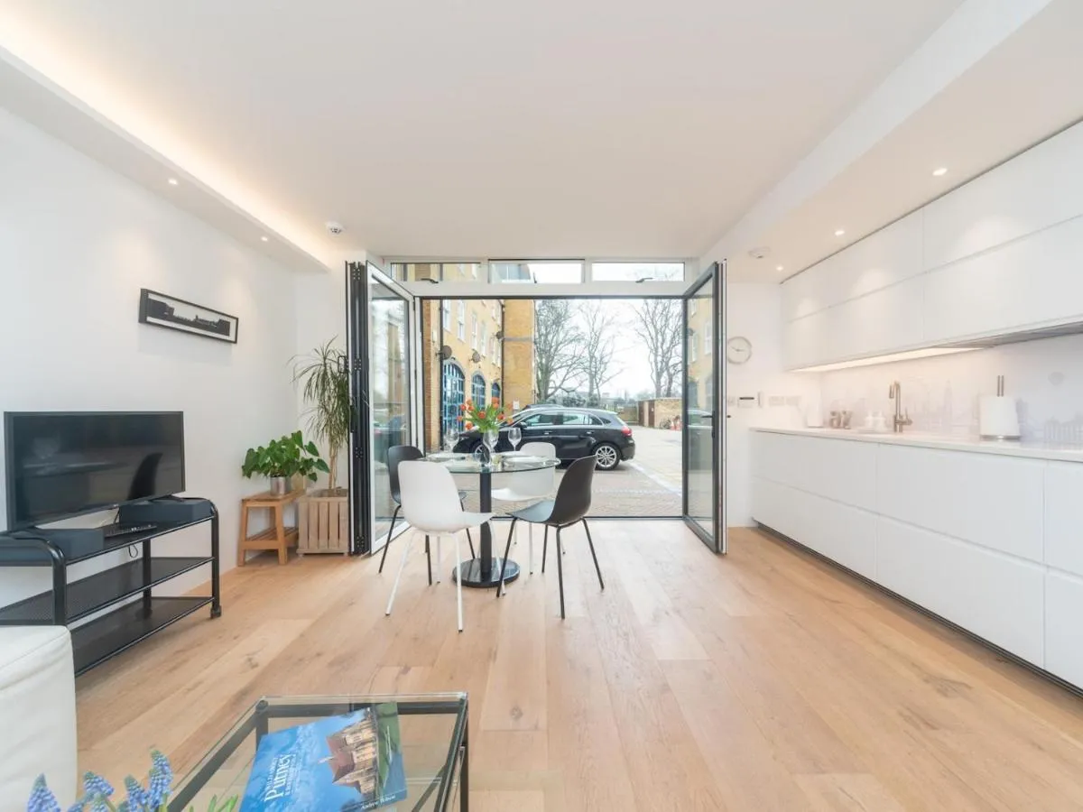 Image 3 of Chic & Cozy Flat in SW London, Perfect Location! – Pass the Keys