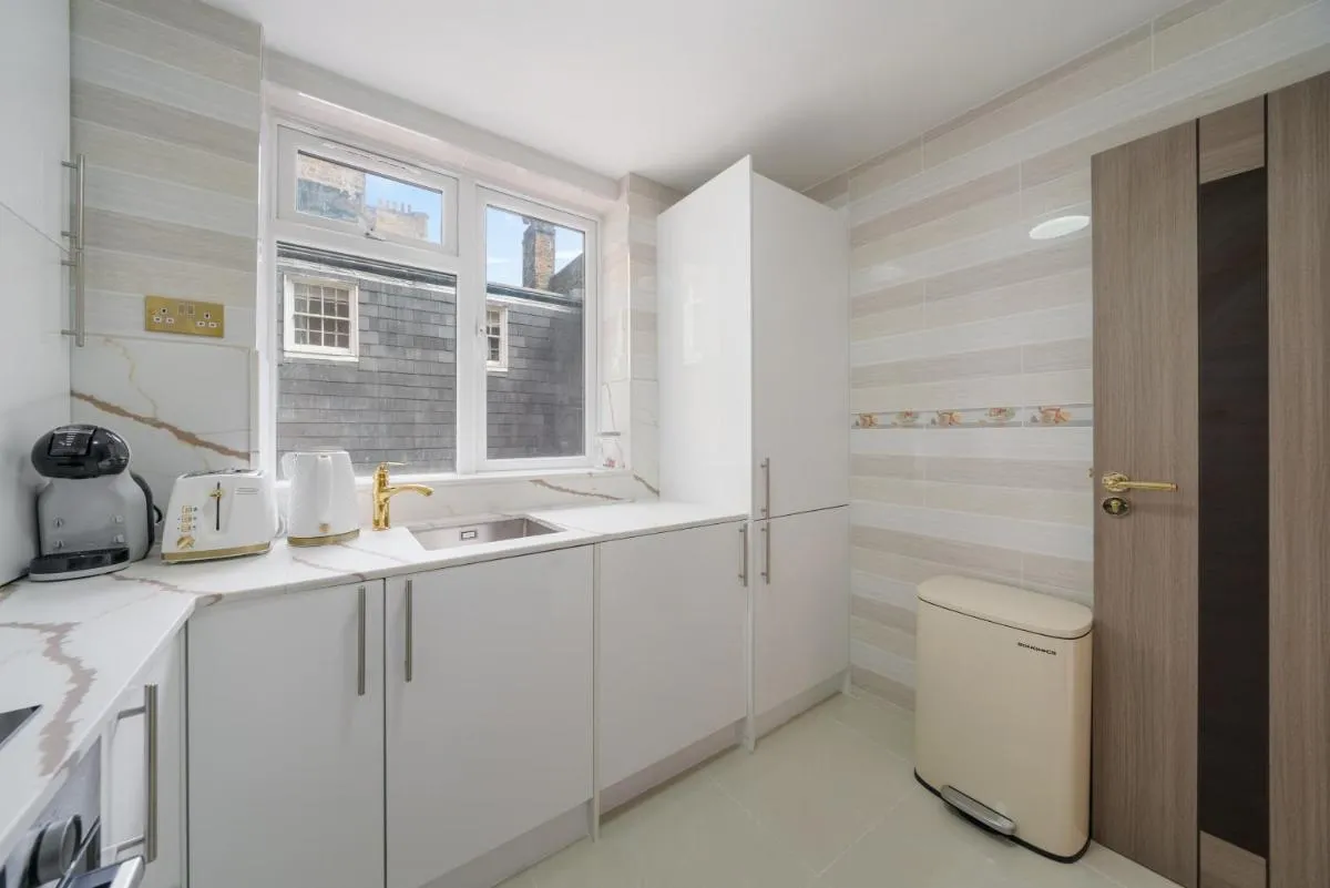 Image 3 of Chic & Modern 1-Bedroom Apartment in Prime Mayfair H2