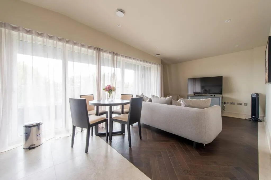 Image 5 of Chigwell 1BR Study Escape CHCL F9
