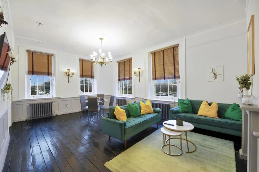 Image 1 of Chiswick 2BR Flat Patio Free Parking