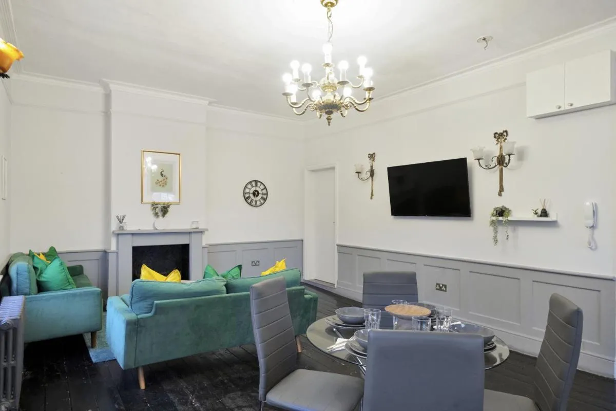 Image 5 of Chiswick 2BR Flat Patio Free Parking