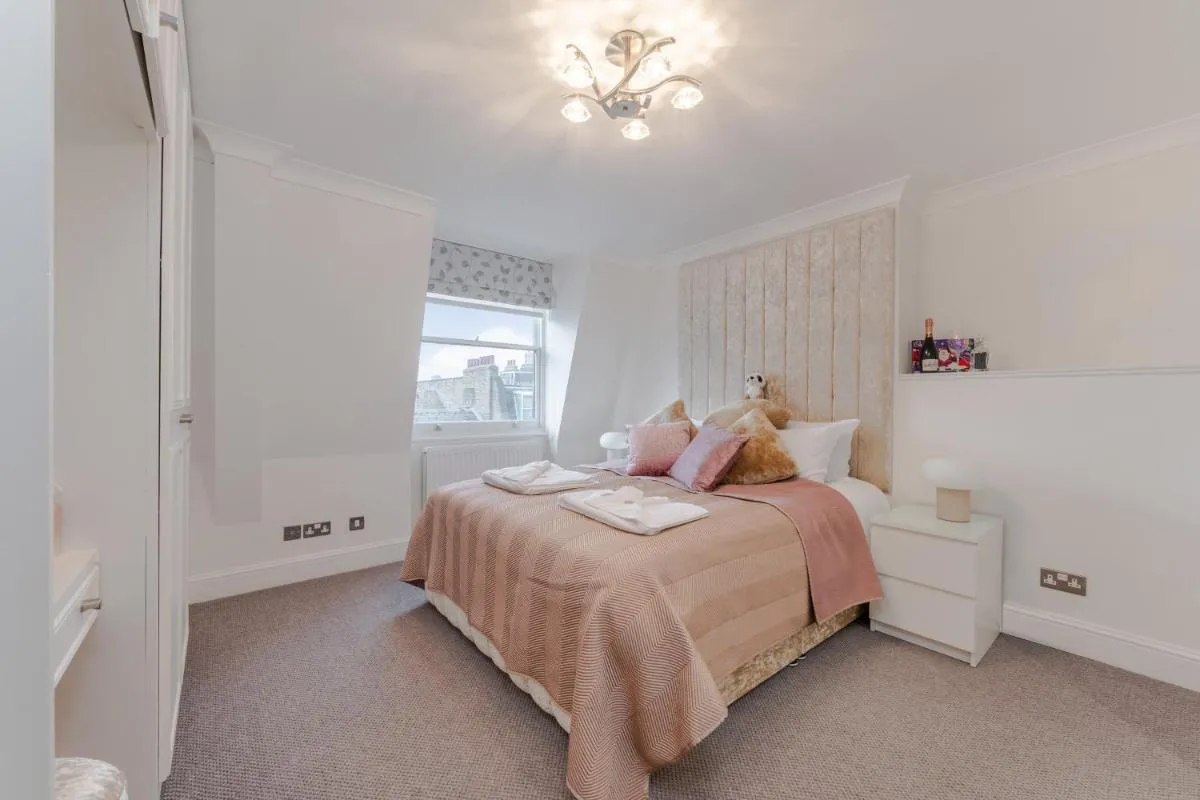 Image 3 of City Chic 3 Bedroom 2 Bathroom Luxury Living 7HS