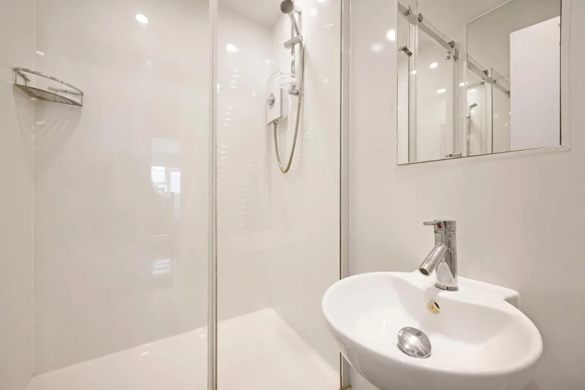 Image 3 of City Rd 4-Bed Flat near School & Transport- KH