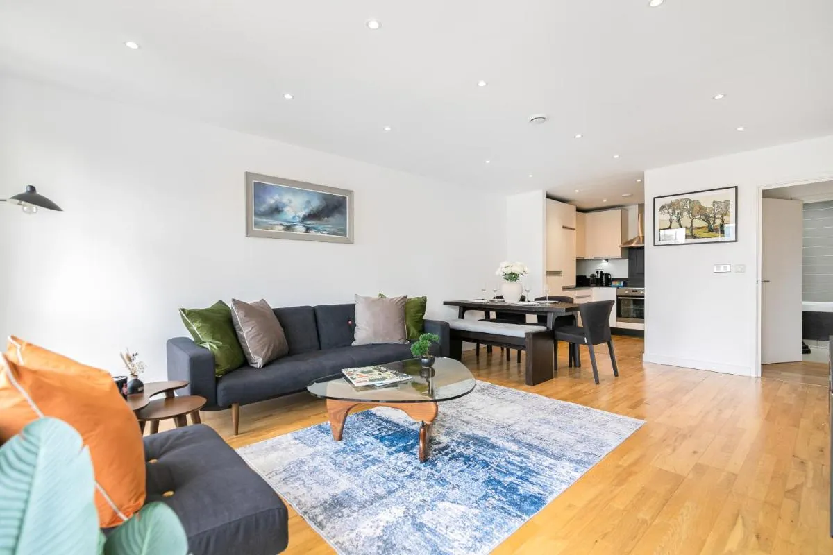 Image 4 of City of London 2BR Penthouse with Stunning Terrace Views