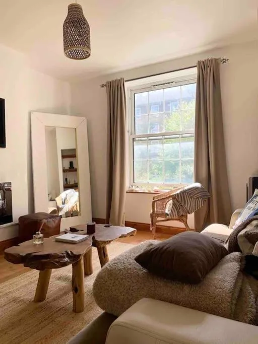 Image 4 of Classy se8 Your Hidden Gem in Zone 2 London