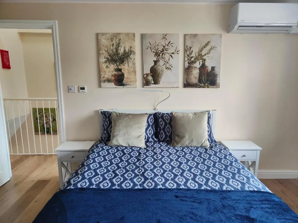 Clifton House O2 & Excel Rooms with private bathroom and Breakfast option