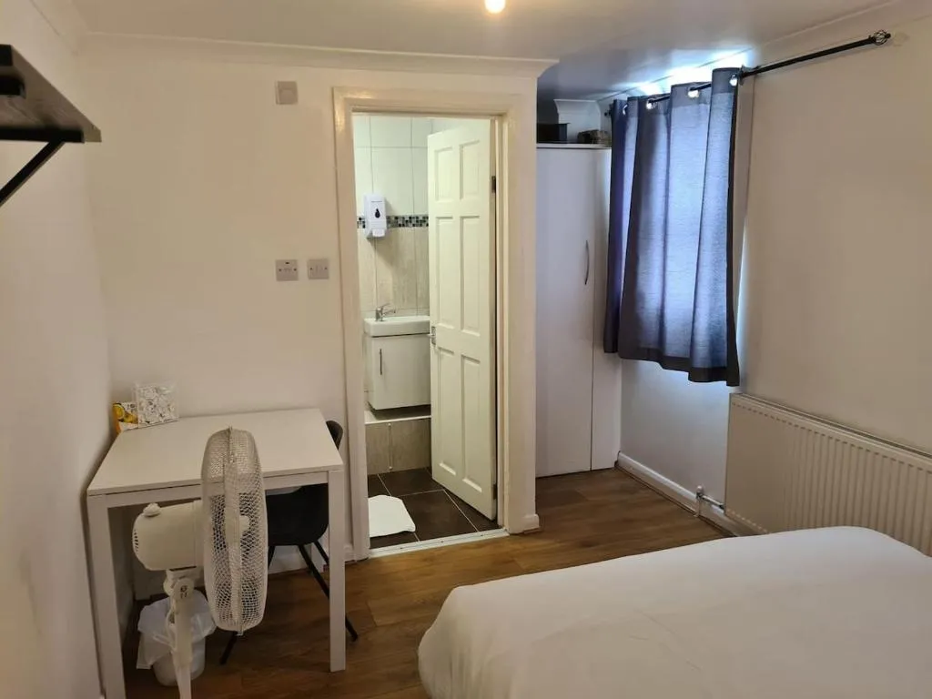 Close To Tower Bridge Central London – 4 Bedroom House – 3 Bathrooms – Free Parking 3 Cars – Sleep 9