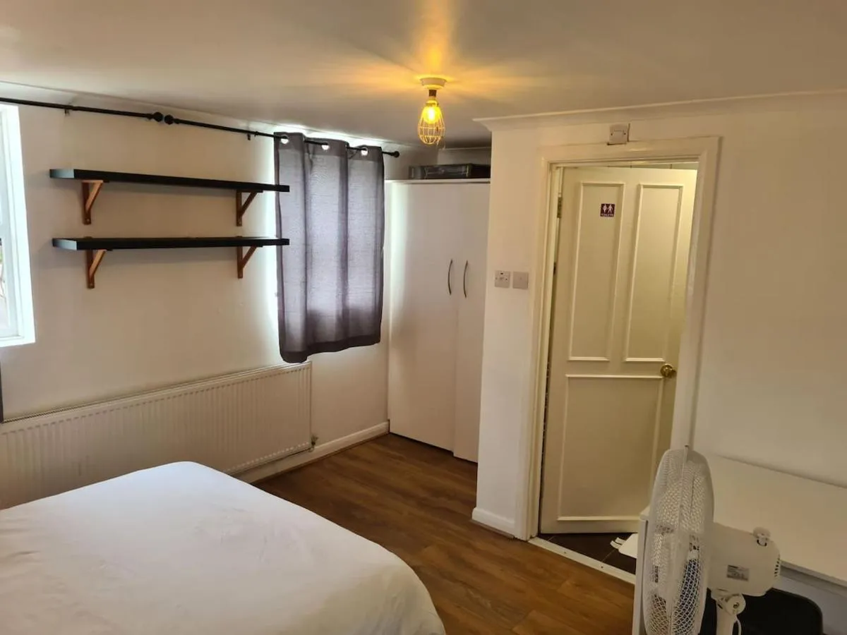 Image 2 of Close To Tower Bridge Central London – 4 Bedroom House – 3 Bathrooms – Free Parking 3 Cars – Sleep 9