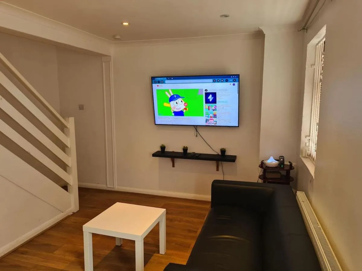 Image 5 of Close To Tower Bridge Central London – 4 Bedroom House – 3 Bathrooms – Free Parking 3 Cars – Sleep 9