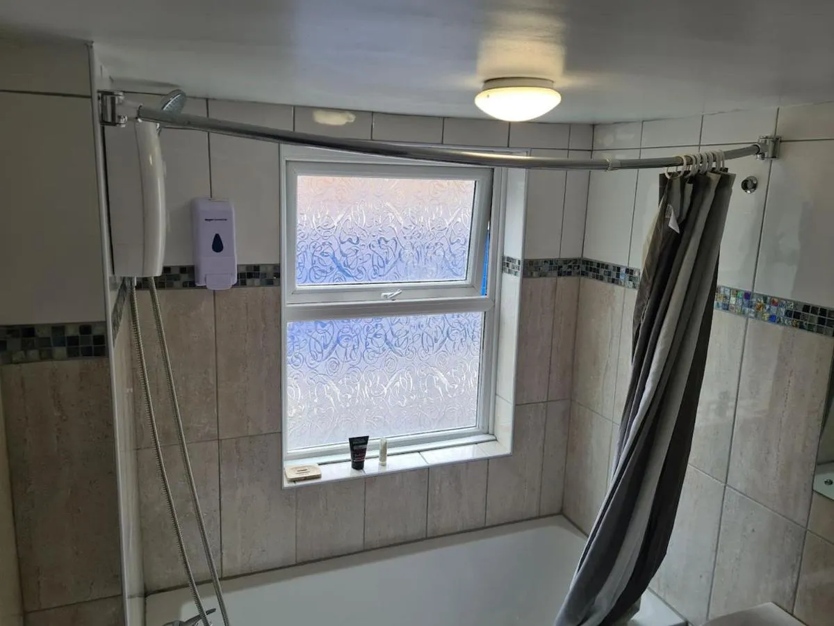 Image 3 of Close To Tower Bridge Central London – 4 Bedroom House – 3 Bathrooms – Free Parking 3 Cars – Sleep 9