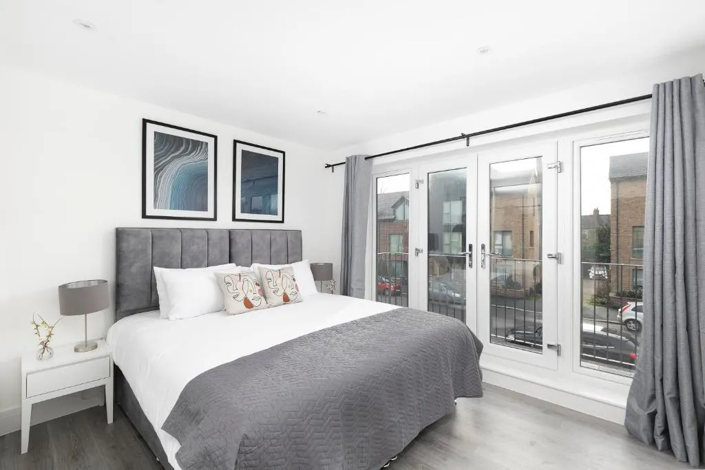 CoZy Apartments With King Size Beds Near Enfield Town & Chase Farm Train Stations With Wifi and Parking