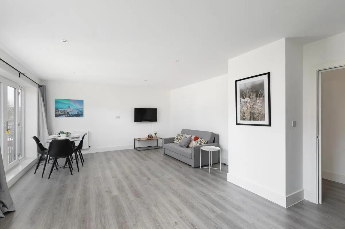 Image 5 of CoZy Apartments With King Size Beds Near Enfield Town & Chase Farm Train Stations With Wifi and Parking