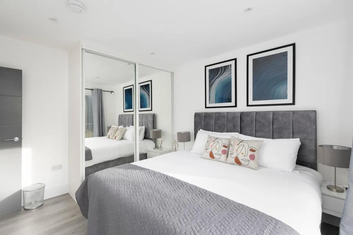 Image 2 of CoZy Apartments With King Size Beds Near Enfield Town & Chase Farm Train Stations With Wifi and Parking