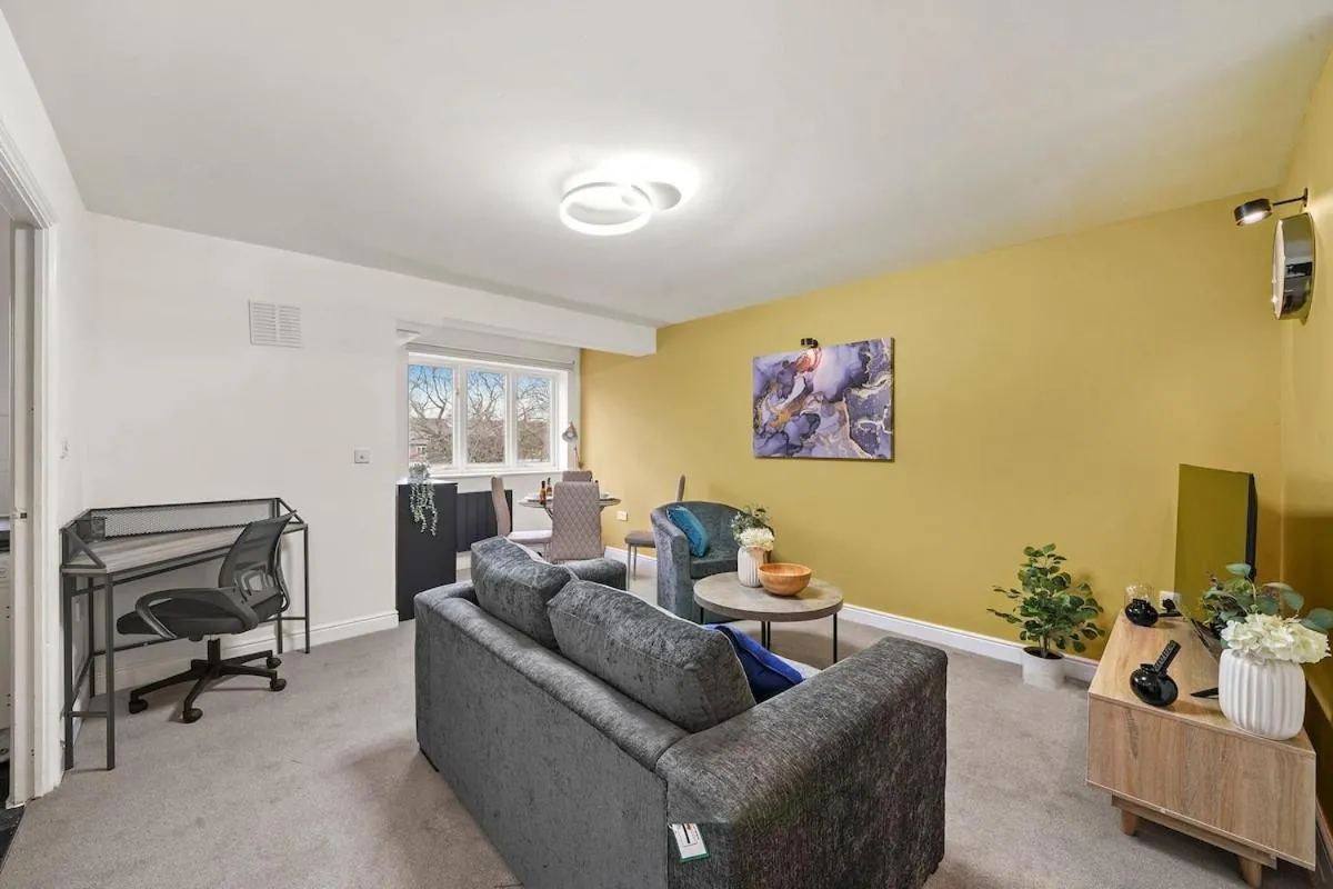Image 3 of Comfortable 2-Bed Flat, Free Parking, near Excel