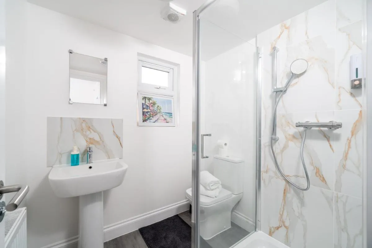 Image 3 of Comfortable 2-Bed Home with Spacious Layout, Walk Tube and Local Shops