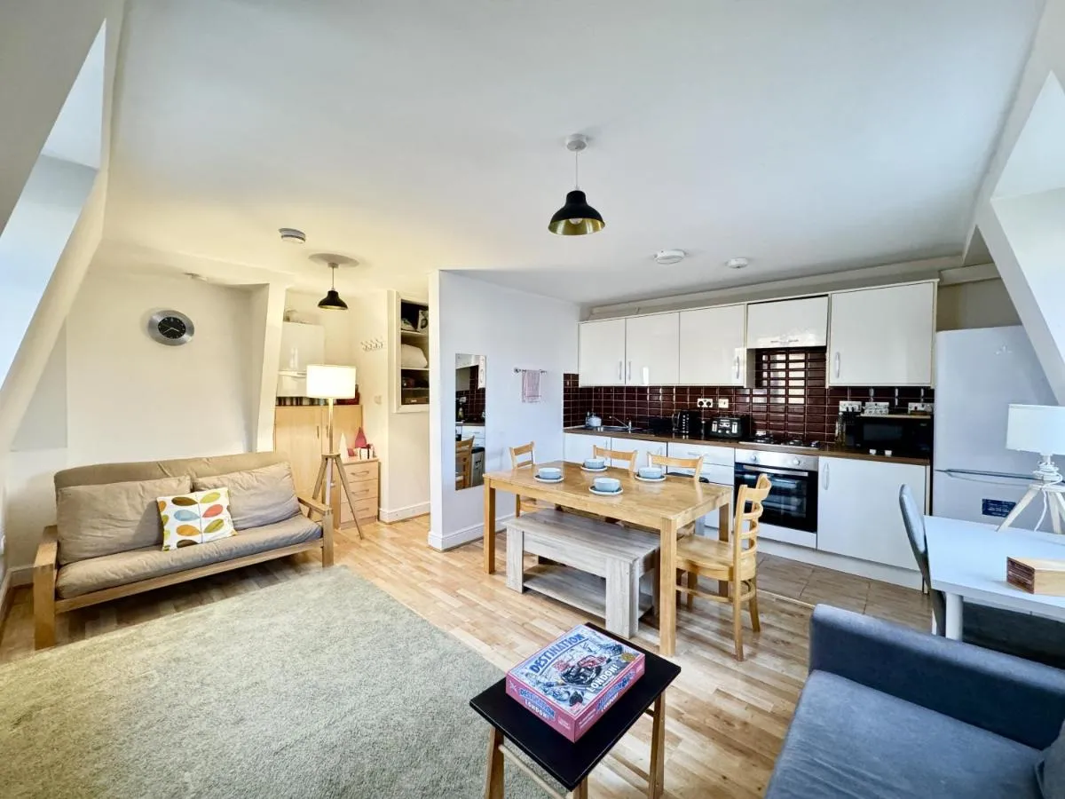 Image 3 of Comfortable Flat for Group Getaway Near King’s Cross and Camden Town