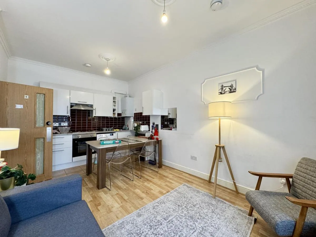 Image 2 of Comfortable Flat for Group Getaway Near King’s Cross and Camden Town