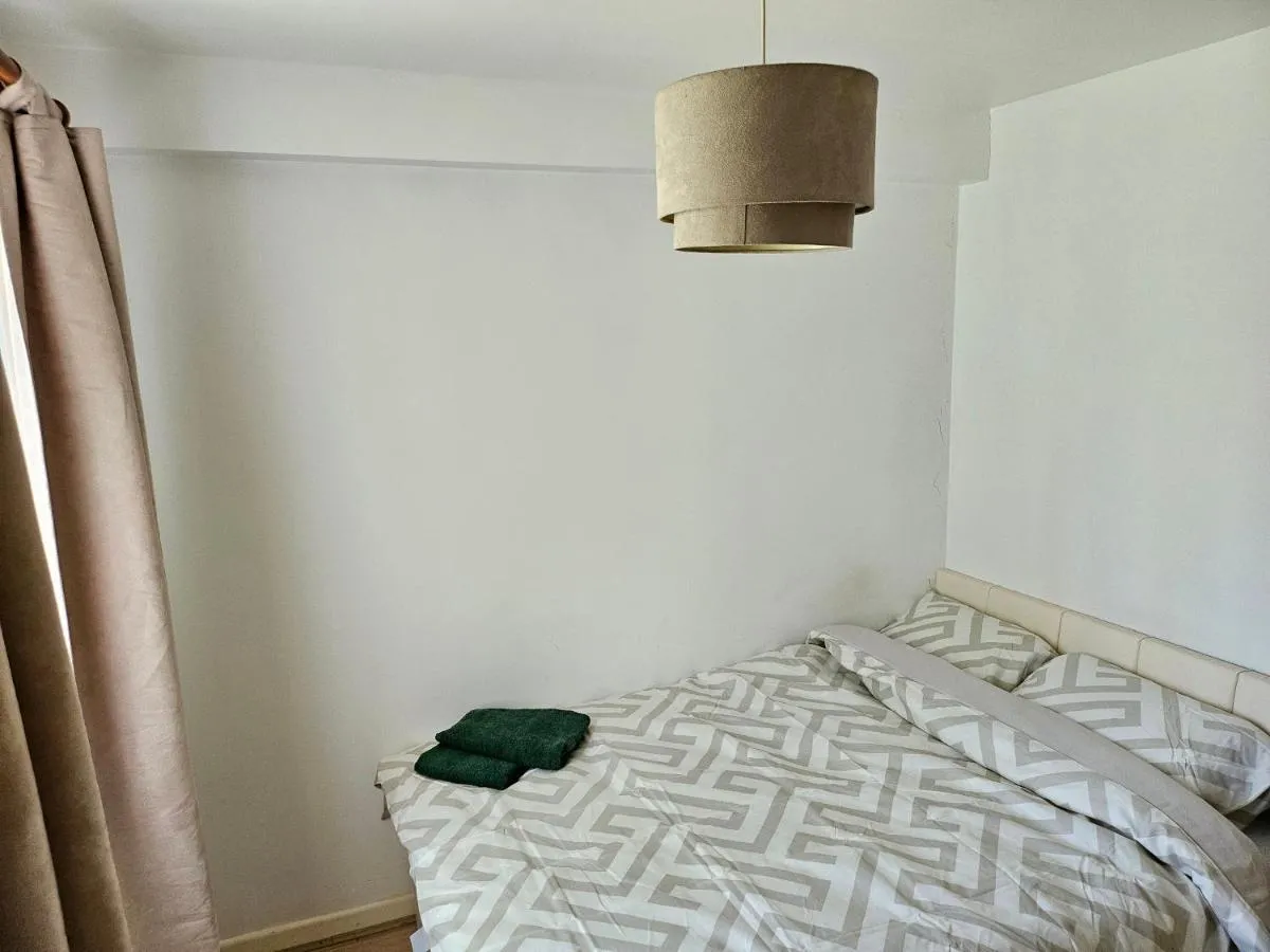 Image 3 of Comfortable Heathrow London Sleeps 4