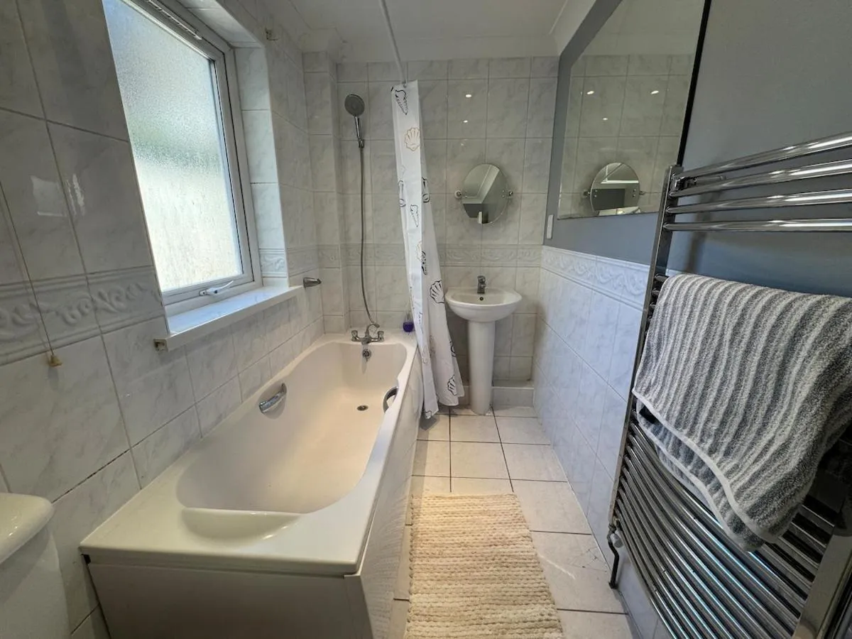 Image 3 of Comfortable, London 1 Bed Garden