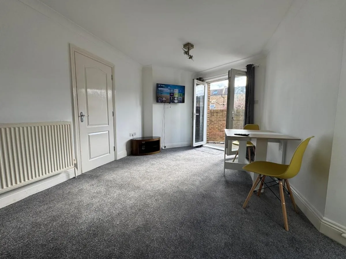 Image 5 of Comfortable, London 1 Bed Garden