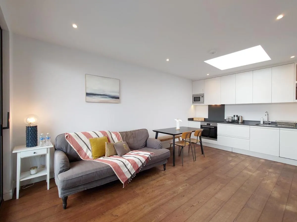 Image 4 of Comfortable Two-Bed Apartment in Hackney