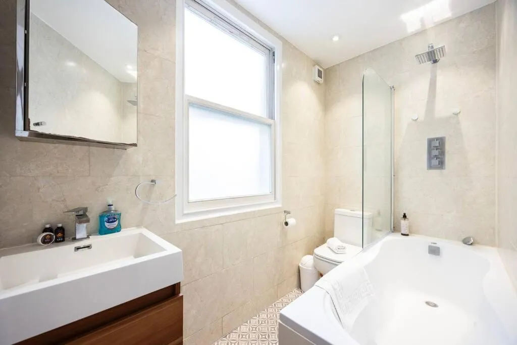 Image 3 of Comfy 2-Bed Flat On Upper St – Next To Tube