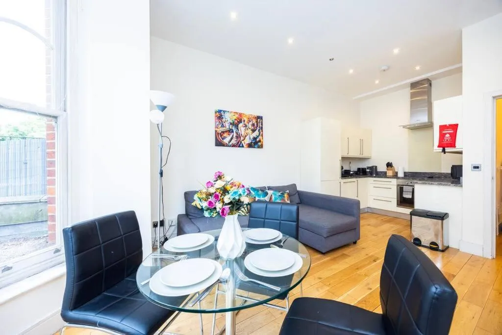 Image 4 of Comfy 2-Bed Flat On Upper St – Next To Tube