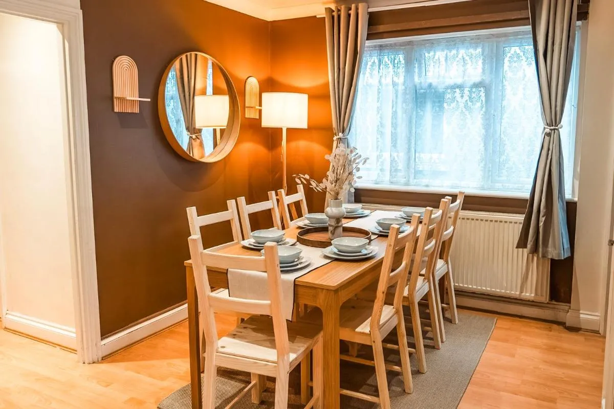 Image 3 of Comfy 2 Bed Flat in Wembley with Driveway