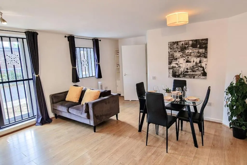 Image 3 of Comfy 2 bed Flat with free Parking, close to Tube
