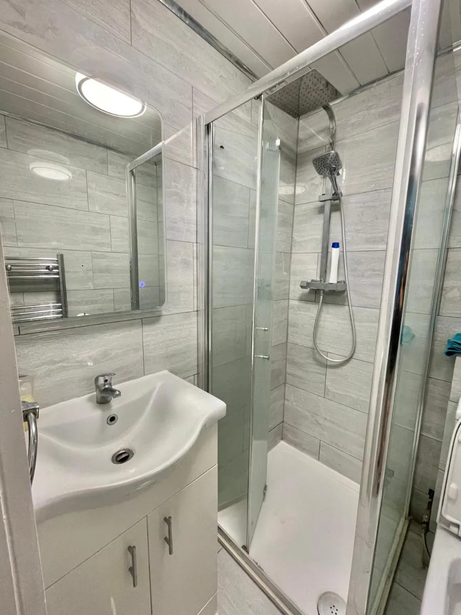 Image 3 of Comfy Double Room in Colindale With Shared Bathroom