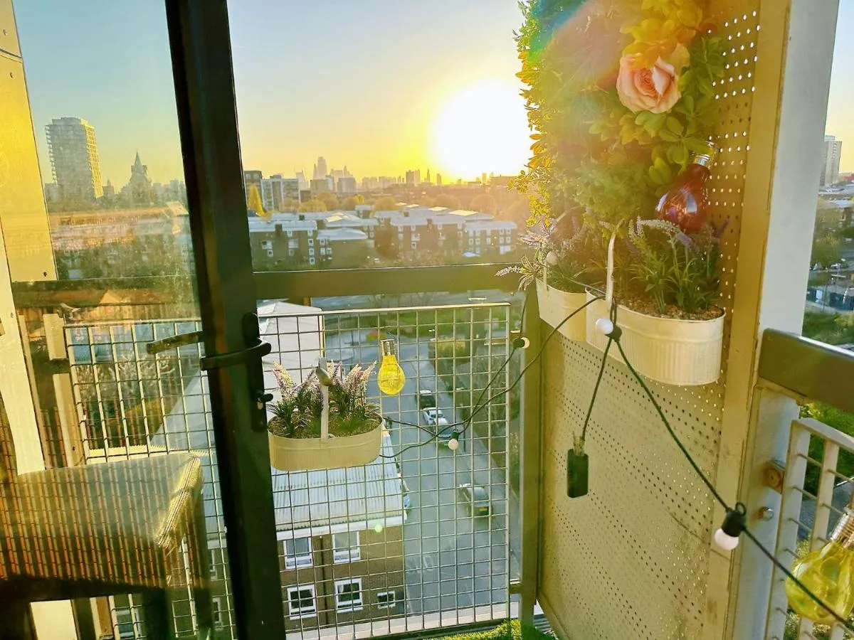 Image 2 of Comfy Stylish Unit Near Canary Wharf l Top Floor Ideal for Business and Leisure Privacy l No Minimum Stay I