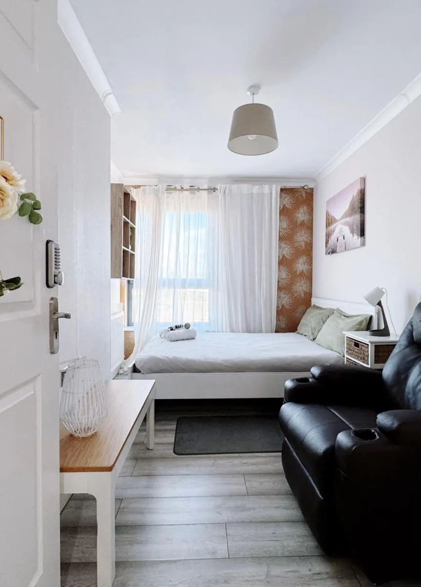 Image 4 of Comfy Stylish Unit Near Canary Wharf l Top Floor Ideal for Business and Leisure Privacy l No Minimum Stay I