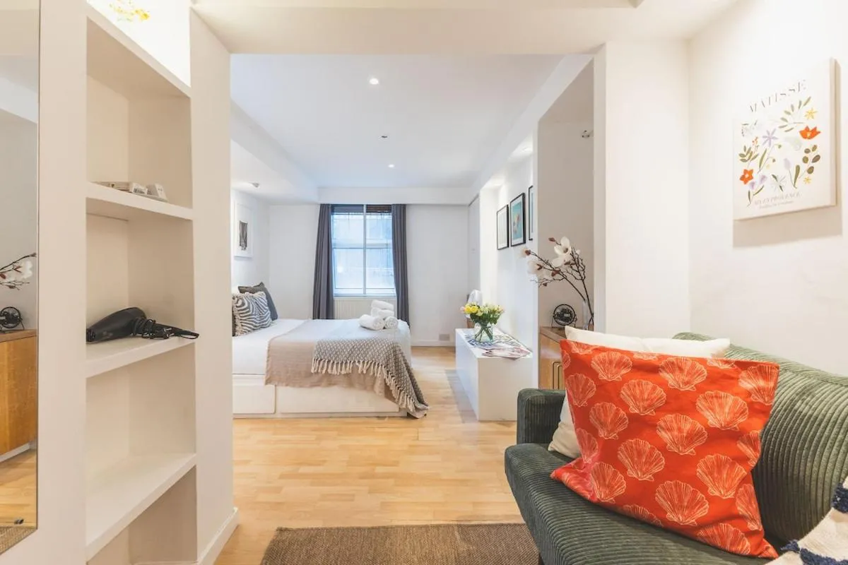 Image 5 of Compact & Bijou Chelsea Studio
