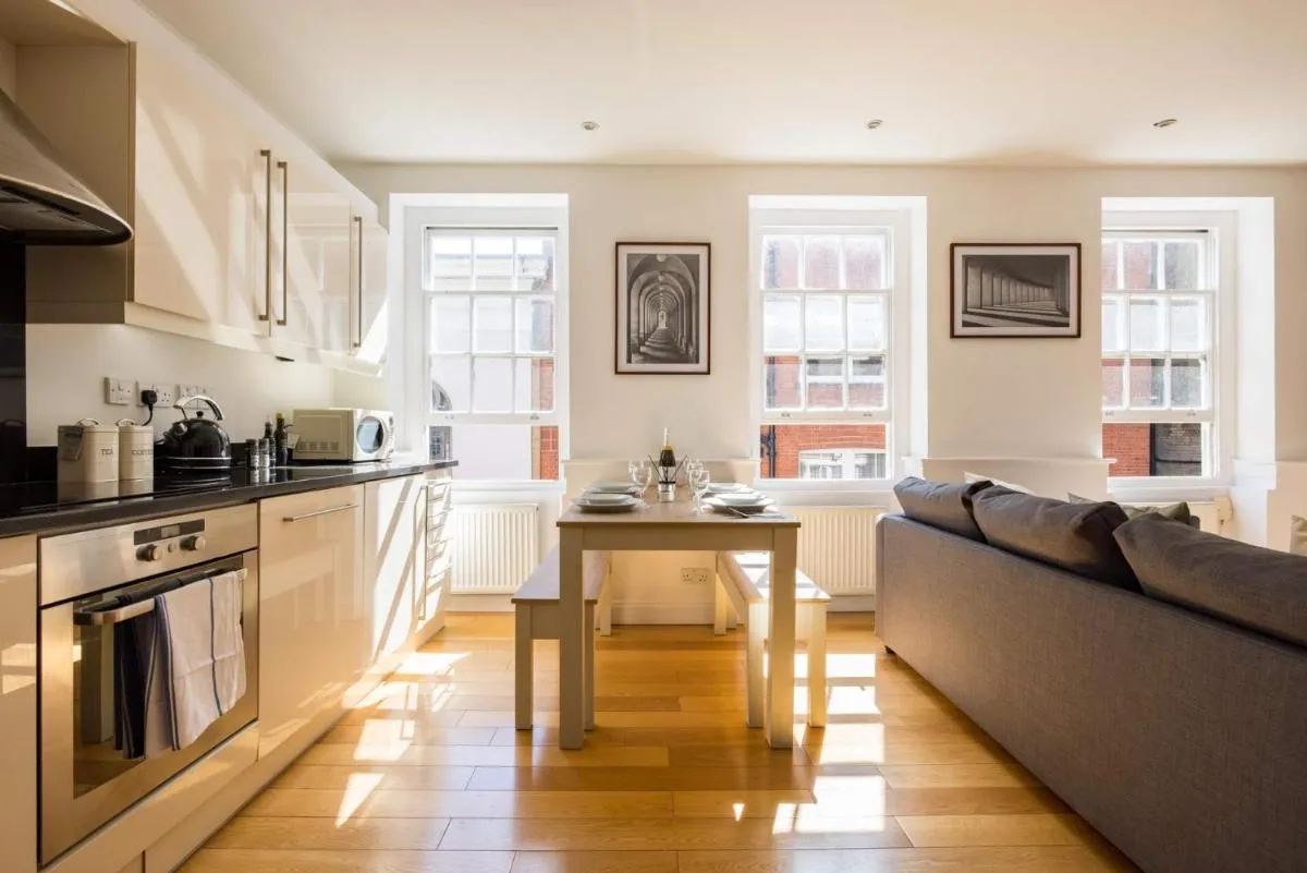 Image 4 of Contemporary 1 Bedroom Bloomsbury Apartment