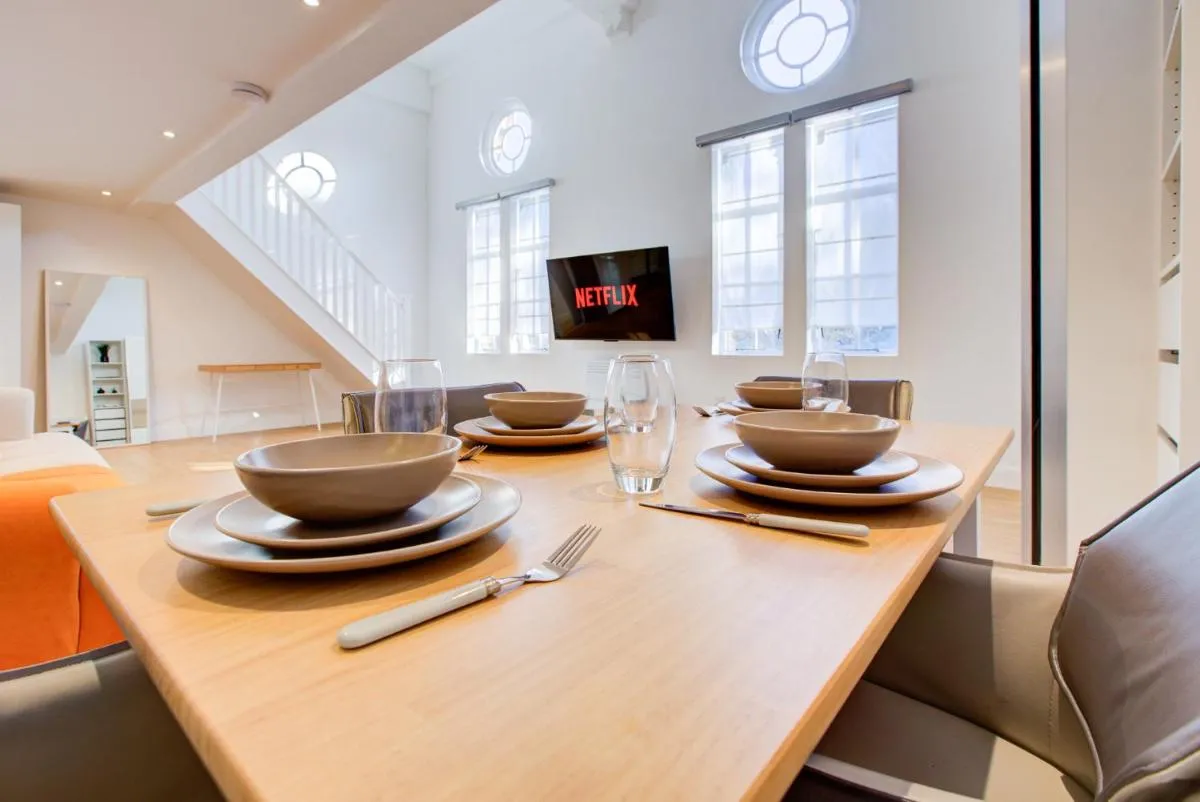 Image 5 of Contemporary 2-Bedroom Apartment in Wanstead, London