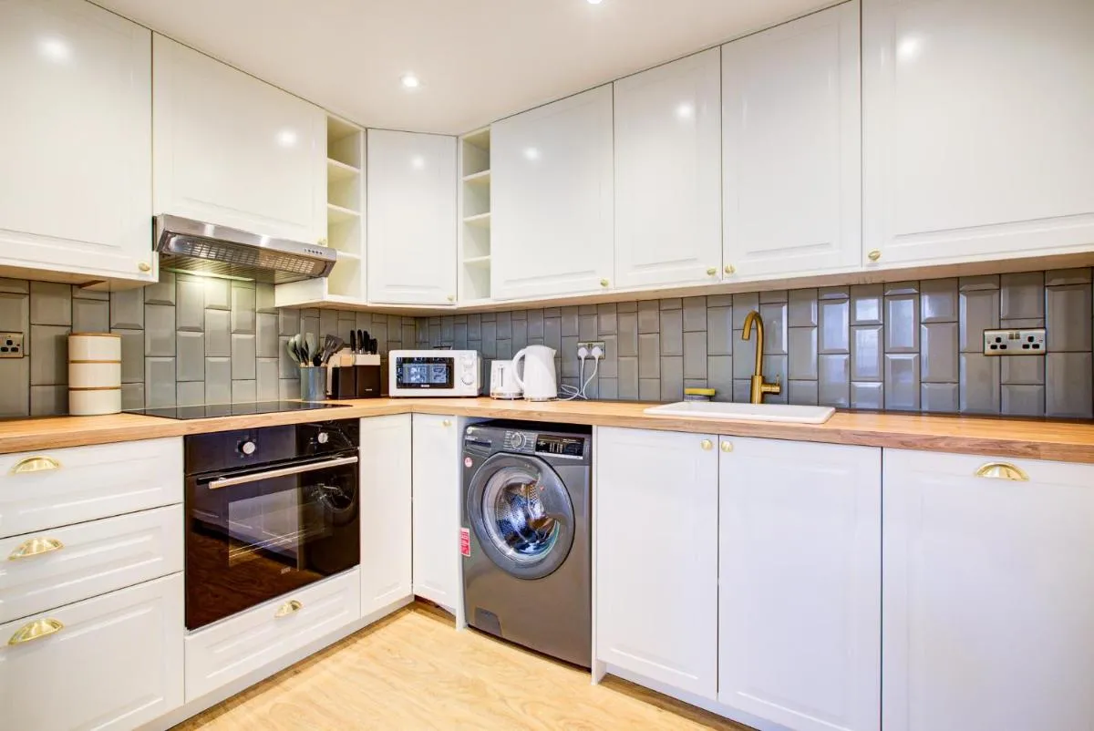 Image 4 of Contemporary 2-Bedroom Apartment in Wanstead, London